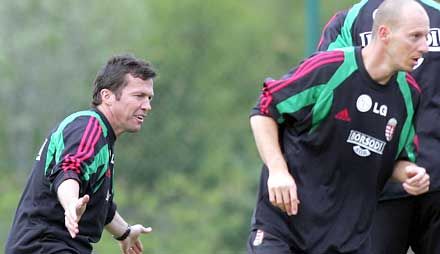 Lothar Matthäus (balra) az edzéseken meghajtotta a technikás futballra képes Bárányos Zsoltot &#8211; megérte