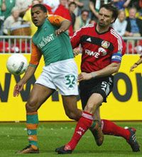 Jens Nowotny (jobbra) legutóbb Aílton ellen harcolt, ma a Kuranyi, Szabics csatárkettôssel kell megküzdenie