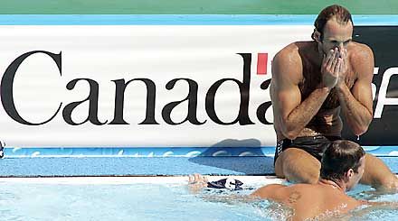 Fény és árnyék: a nők boldogsága után egy nappal a férfiak letörten üldögéltek a medence partján az elveszített döntő után. Kásás Tamás és Vári Attila