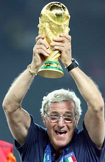 Marcello Lippi végre felhôtlenül ünnepelhetett: a picike trófeával egész Olaszországot boldoggá tette