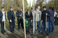 Gyurcsány Ferenc miniszterelnök meg is locsolta a facsemetét (Fotó: Farkas József)