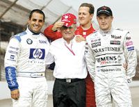 Ecclestone a vb-ért küzdôkkel, azaz (balról) Montoyával, Schumival és Räikkönennel