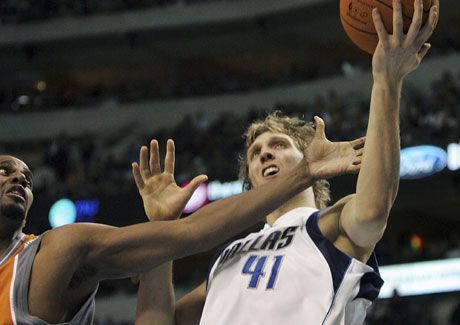 Gyôzelmet ért Dirk Nowitzki (jobbra) utolsó pillanatban dobott kosara