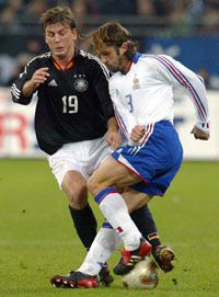 Bixente Lizarazu (3) az elsô francia gól elôkészítésébôl oroszlánrészt vállalt