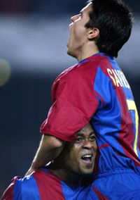 Kluivert és Saviola (fent) egy-egy góllal vette ki a részét a Barca rekordot érô sikerébôl (Fotó: Reuters/Gustau Nacarino)