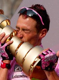 A Giro d&#8217;Italia-gyôztes Gilberto Simoni a világranglista második helyére ugrott