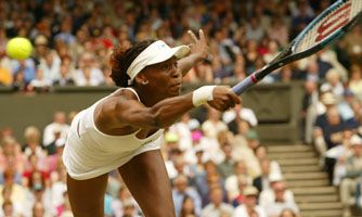 Venus Williams (képünkön) az idén már harmadszor csatázott húgával, Serenával, de a wimbledoni döntôben sem tudta megverni ôt, sôt játszmát sem nyert ellene