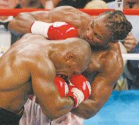 Lennox Lewis (jobbra) legutóbb Mike Tysont verte meg imponáló magabiztossággal