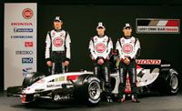 Szato Takuma (jobbra) és Jenson Button (balra) külön harcot vív az idén az elsô BAR-gyôzelem megszerzéséért