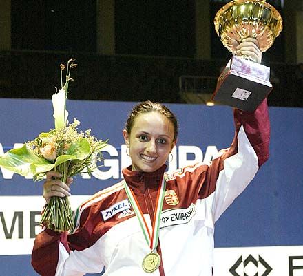 A gyôztes Mohamed Aida, kezében a Vk-verseny elsô helyéért járó kupával (Fotó: Farkas József)