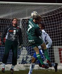 Kaj András (háttal) nem féltheti a fejét: a Lombard FC középpályásának keményen kell küzdenie a labdáért (Fotó: Danis Barna)