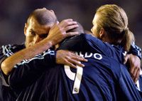 A csapattársak &#8211; így például Zinedine Zidane (balra) és David Beckham &#8211; már tizenötödször veregethették meg boldogan Ronaldo fejét az idei spanyol bajnokságban