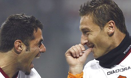 Francesco Totti (jobbra) és Simone Perrotta örvendezik: nagy csatában nyerték meg a Milan elleni rangadót