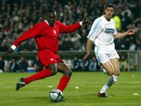 Heskey (balra) lövését követôen még reménykedhettek a továbbjutásban a liverpooliak, a késôbbiekben viszont az OM fordított