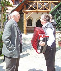 Buzánszky Jenô (balra) jó hangulatban ünnepelte 79. születésnapját