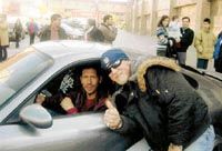 Ganxsta Zolee boldogan mosolyoghat Simeone kocsijára könyökölve