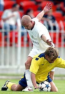 A marcona gyôri középpályás, Lendvai Miklós próbálta a földbe gyömöszölni Polonkai Attilát, de a REAC játékosa a testével is védte a labdát (Fotó: Meggyesi Bálint)