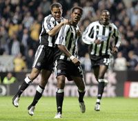 Patrick Kluivert (középen) két góljával a továbbjutás küszöbére segítette a Newcastle Unitedet