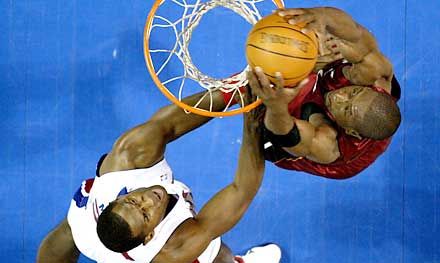 Dwyane Wade (jobbra) zsákol, Antonio McDyess hasztalan próbálja megakadályozni ebben