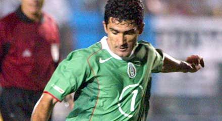 Naelson szerzett vezetést a listavezetô mexikói csapatnak a Guatemala elleni találkozón (Fotó: Reuters/Daniel Leclair)