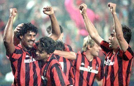 Amikor a két mostani vezetôedzô még egy célért harcolt és együtt ünnepelt ? egyaránt a Milan piros-fekete mezében: a kép bal oldalán Frank Rijkaard, a jobb szélen Carlo Ancelotti