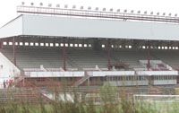 A legendás Bozsik Józsefről elnevezett stadion panorámája a gyomok mögül nézve (Fotó: Németh Ferenc)