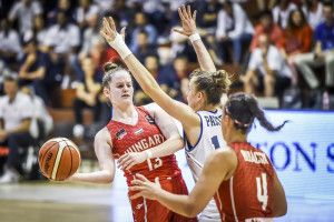 Nagyot küzdöttek a magyar lányok (pirosban), ám nem sikerült Európa tetejére érniük Forrás: FIBA