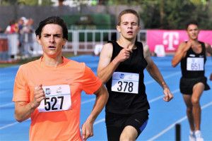 A 17 éves Apáti Bence (elöl) 1500 méteren magyar csúcsot futna az ifjúsági olimpián Forrás: keleten.hu