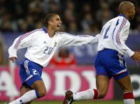 David Trezeguet-nek (20) sikerült, ami Gelsenkirchenben a német védôknek nem: utolérte a franciák ászát, Thierry Henryt