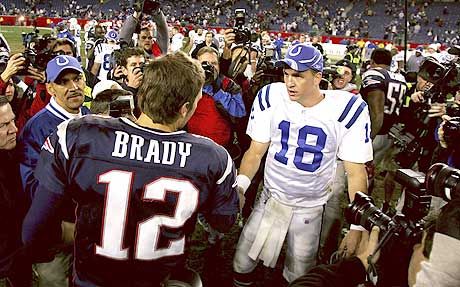 Peyton Manning (szemben), az Indianapolis irányítója nem szeretné, ha harmadszor is neki kellene gratulálnia a New England-i Tom Bradynek