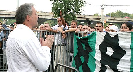 Tepszics Ignác hiába próbálta nyugtatni a szurkolókat, megdobálták