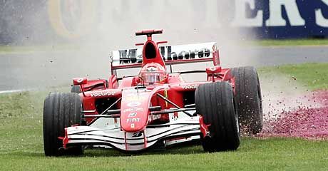 Michael Schumacher nem sokat körözött pénteken, amikor pedig a pályán volt, a széllel küzdött ? olykor sikertelenül Michael Schumacher nem sokat körözött pénteken, amikor pedig a pályán volt, a széllel küzdött ? olykor sikertelenül