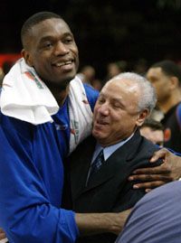 Dikembe Mutombo és Lenny Wilkens &#8211; két régi atlantai ismerôs ölelése New Yorkban