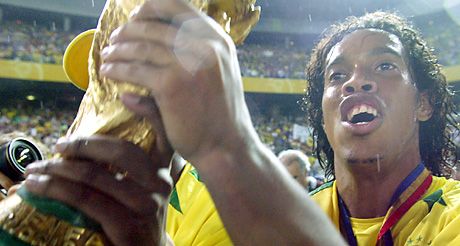 Ha Ronaldinhón múlik, a nyáron ô másodszor, Brazília pedig hatodszor ünnepelhet világbajnoki címet Ha Ronaldinhón múlik, a nyáron ô másodszor, Brazília pedig hatodszor ünnepelhet világbajnoki címet
