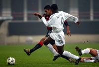 Kuffour (fehérben) hiába igyekezett, nem tudta meggátolni Serginhót a gólszerzésben