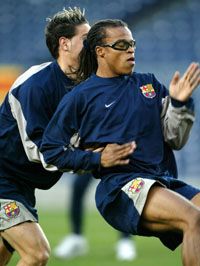 Az Athletic Bilbao elleni bajnokin minden bizonnyal bemutatkozó Edgar Davids (jobbra) lehet a Barcelona egyik nyerôembere