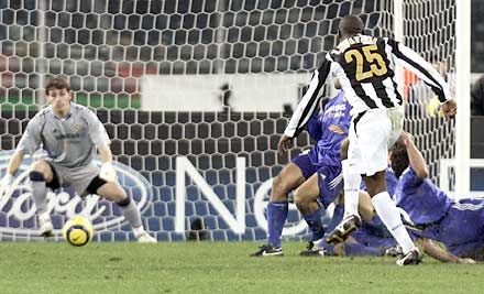 Az uruguayi Zalayeta lábát már elhagyta a labda, és pillanatokkal később megszületett a Juventus továbbjutását jelentő gól (fotó: Reuters)KATTINTSON A KÉPRE, ÉS NÉZZE MEG FOTÓGALÉRIÁNKAT!