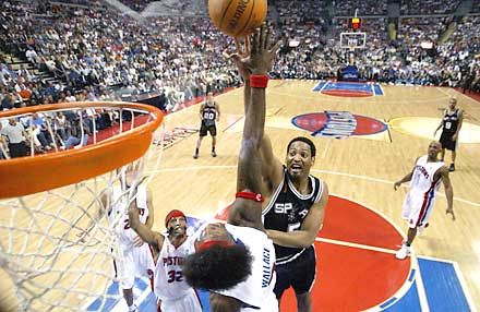 Robert Horry Ben Wallace fölött próbál kosarat szerezni. Balra Richard Hamilton és Tayshaun Prince, jobbra Chauncey Billups bámulja őt (fotók: Reuters)