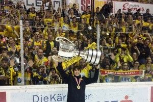 Maros Botond a Vienna Capitals felnőttcsapatával is bajnoki címet ünnepelhetett Forrás: jegkorongblog.hu