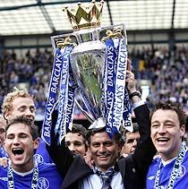 José Mourinho vezetôedzô csapata két legjobbjával, a társak által az idény legjobbjának megválasztott John Terryvel (jobbra) és az újságírók &#8222;kedvencével&#8221;, Frank Lamparddal