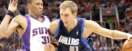 Shawn Marion (balra) és Dirk Nowitzki ugyanannyipontot (23) ért el &#8211; a gyôztes dobás azonban a dallasié volt (Fotó: Reuters/Mike Blake)