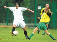 Horváth Ferenc (fehérben) ezúttal nem a Puskás Ferenc-stadionban, hanem a KFKI-pályán villogott (Fotó: Németh Ferenc)