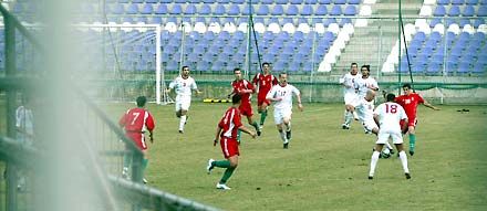 A meccs a rácson át nézve&#8230; A játékosok üres lelátók elôtt futballoztak: a fehér mezes nagyválogatott legyôzte a piros mezes U21-es csapatot (Fotók: Mirkó István)