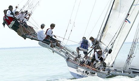 A panoráma csodálatos, ám a gyôztes Clan Des Team kôkeményen dolgozó legénységének nemigen volt ideje arra, hogy a Balatonszépségeiben gyönyörködjön