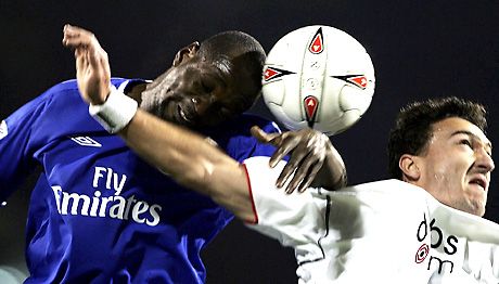 Claude Makelele (balra), a Chelsea labdaszerzô középpályása az egyik legmegbízhatóbb ember José Mourinho csapatában
