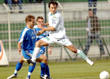 A kaposvári támadónak, Oláh Lórántnak (fehérben) esélye sem volt a gólszerzésre, hiszen a legtöbbször két zalaegerszegi védô ügyelt rá