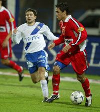 Ritka pillanat: Daniel Rednictôl (balra) Kiss György elvette a labdát a szombati meccsen (Fotó: M. Németh Péter)