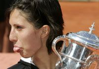 Ezen a felvételen is jól látszik, hogy Anasztaszija Miskina semmi pénzért nem válna meg a Roland Garros trófeájától