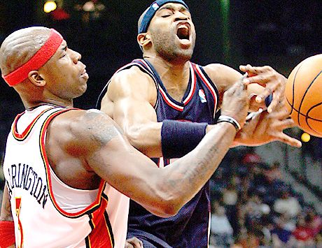 Vince Carter (szemben) oroszlánrészt vállalt a New Jersey Nets menetelésébôl és rájátszásba jutásából