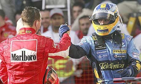Fernando Alonso (szemben) és Michael Schumacher szívélyesen üdvözölte egymást a befutó után, s talán mindketten tudják, hogy a következô futamokon Kimi Räikkönennel és Jenson Buttonnal is számolni kell